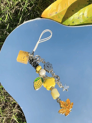 Sunny Charm Keychain – Yellow Beads & Maple Leaf Pendant